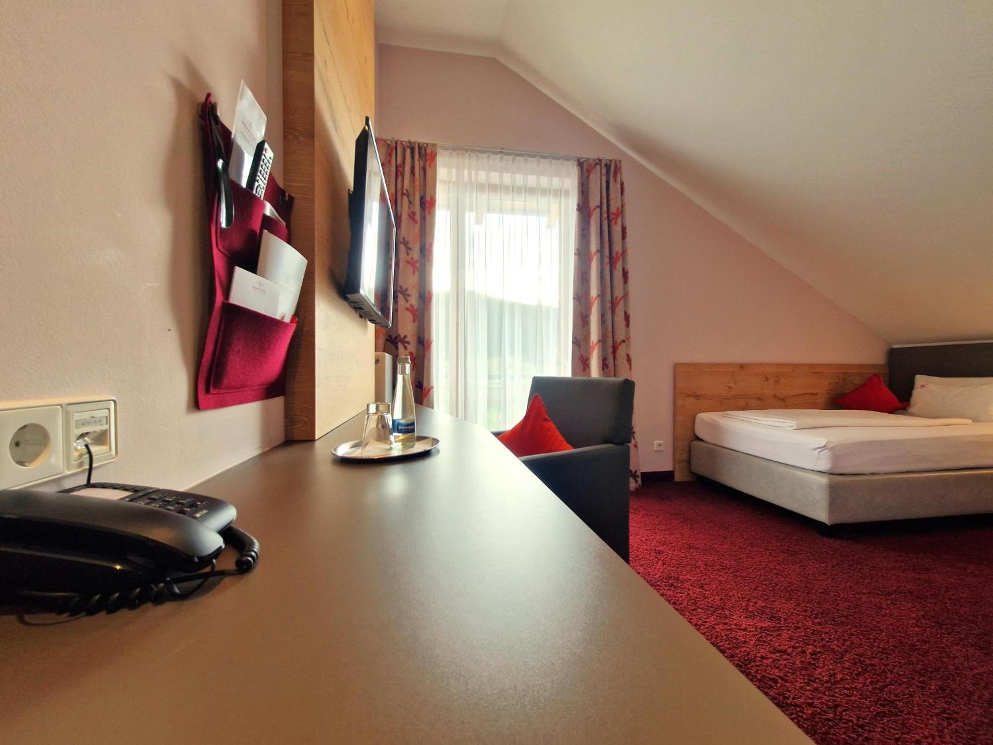 האסלאך אים קינזיגטאל Mosers Blume Relax & Genuss Hotel מראה חיצוני תמונה