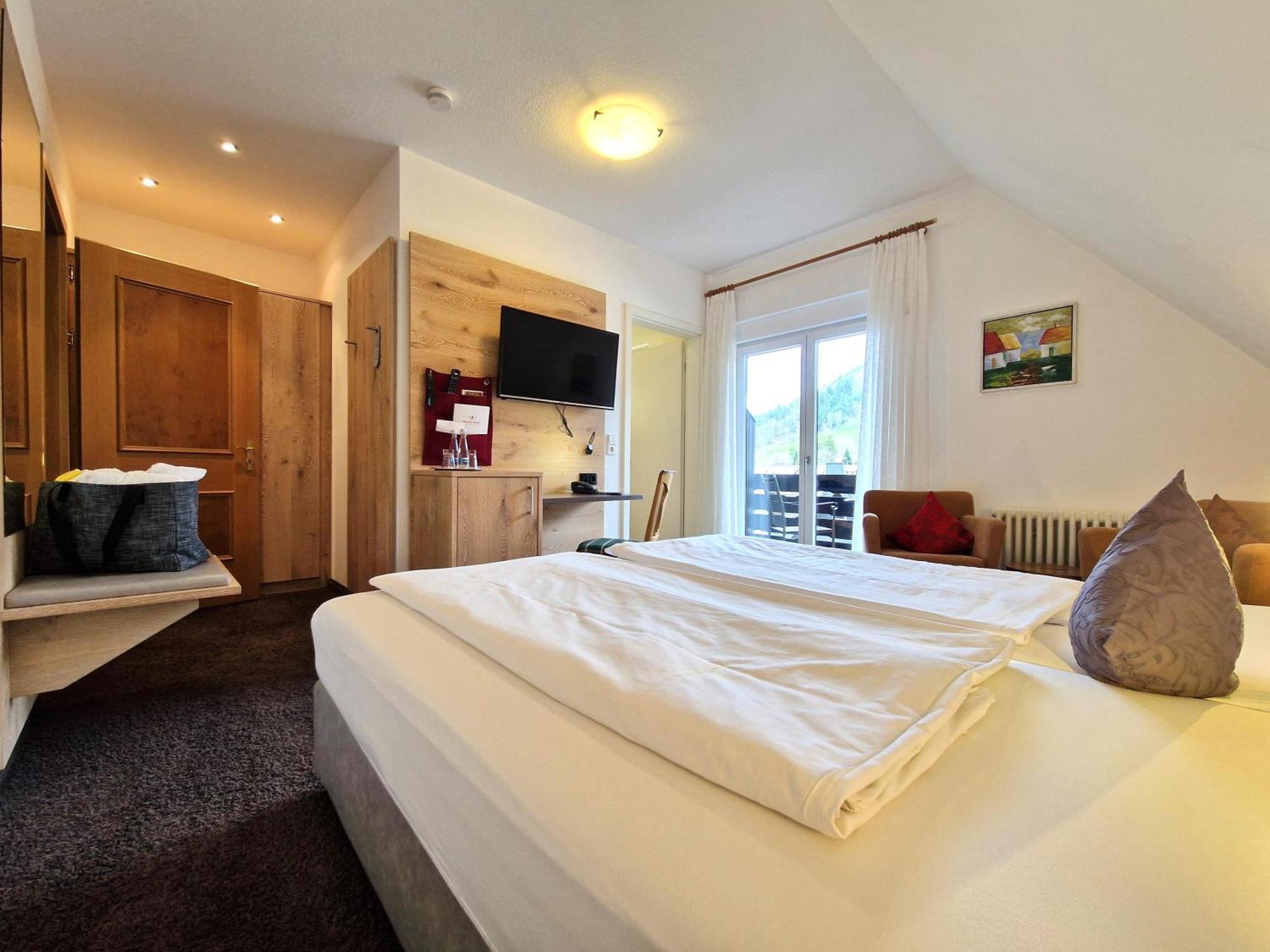 האסלאך אים קינזיגטאל Mosers Blume Relax & Genuss Hotel מראה חיצוני תמונה